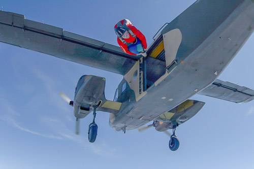 skydiving pilots dropping skydivers